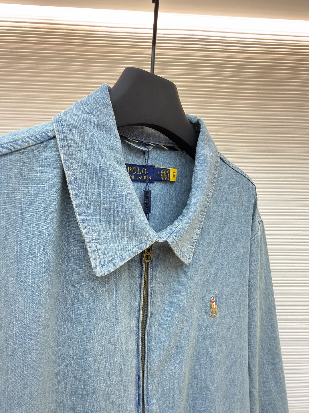P490 Ralph Lauren colorful embroidered denim jacket ●Original version: Purchased and developed at 2690 ●Item number: 1681834-B15 ●Material: cotton denim fabric ●Technology: embroidery production ●Color: blue ●Version: Fitted version ●Weight: about 460 grams ●Size: S-M-L-XL ●Description: Custom dyed cloud-like plain cotton denim Soft and silky Comfortable to the skin Mist indigo A denim poem dyed with time. The exquisite colorful pony logo on the left chest jumps into indigo. It is highly recognizable. It carries an atmosphere of freedom and vitality. It is a symphony of pure and smart colors. The collar is sharply folded. The details that are captured at a glance are critical. The classic is reconstructed with a neat silhouette. Even walking has a designed ease. Adopt imported machine embroidery technology, use advanced computer control system and precision mechanical components to realize colorful pony embroidery operations, high precision, smooth and delicate lines, template machine to open the bag, preset template to guide the position, shape and size of the bag opening. Make sure the elastic band is tightly attached to the fabric, use the washing and frying process, give priority to the special desizing agent, and then soak the fabric in it to receive the sizing evenly. After desizing, finally rinse it. The workmanship is extremely complicated and the loss is high. The overall wiring is straight and delicate, the fabric is comfortable and soft, and the color is consistent without color difference. It can be matched with the same style to create a fashionable look and control various occasions. Customized accessories, complete with three standards, same style for men and women!